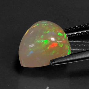 2.67カラットの天然マルチカラーオパール（9.7×9 mm・透明）