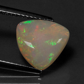 1.68カラットの天然マルチカラーオパール（10.6×10.1 mm・透明）