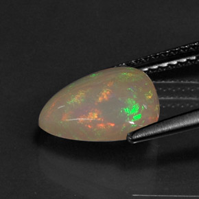 1.68カラットの天然マルチカラーオパール（10.6×10.1 mm・透明）