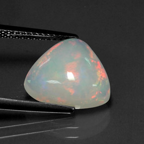 3.19カラットの天然マルチカラーオパール（12.6×11.3 mm・透明）