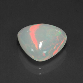 3.19カラットの天然マルチカラーオパール（12.6×11.3 mm・透明）