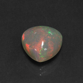 2.84カラットの天然マルチカラーオパール（10.8×10.5 mm・透明）