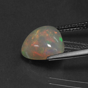 2.84カラットの天然マルチカラーオパール（10.8×10.5 mm・透明）