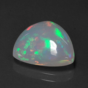 3.40カラットの天然マルチカラーオパール（13.1×12.6 mm・透明）