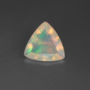 1.06カラットの天然マルチカラーオパール（9.6×9.1 mm・トリリアント）