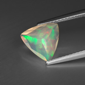 1.06カラットの天然マルチカラーオパール（9.6×9.1 mm・トリリアント）