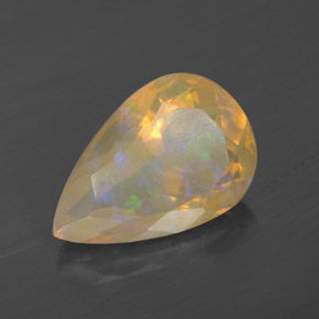 2.71カラットの天然マルチカラーオパール（13.4×9.1 mm・洋梨の形）