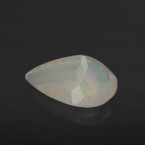 1.85カラットの天然マルチカラーオパール（11.9×8.3 mm・洋梨の形）