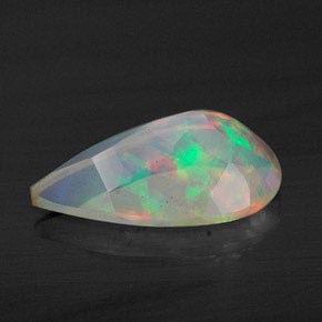 1.63カラットの天然マルチカラーオパール（13.1×7.2 mm・洋梨の形）