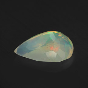 2.16カラットの天然マルチカラーオパール（12.6×8.3 mm・洋梨の形）