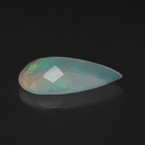 1.39カラットの天然マルチカラーオパール（13.2×7.1 mm・洋梨の形）
