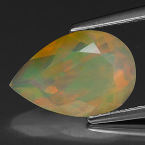 1.50カラットの天然マルチカラーオパール（12.2×8.2 mm・透明）