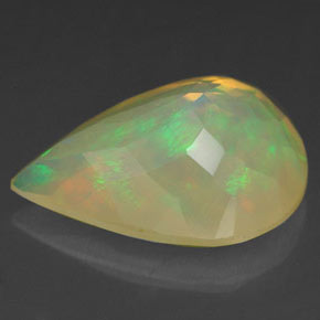 2.28カラットの天然マルチカラーオパール（12.9×9.8 mm・洋梨の形）