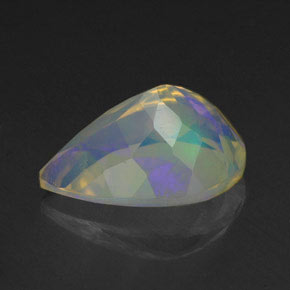 1.87カラットの天然マルチカラーオパール（11.4×8.6 mm・洋梨の形）
