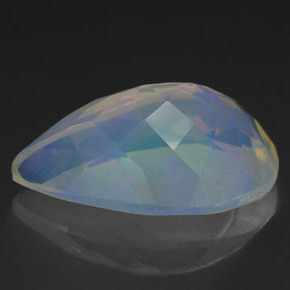 2.80カラットの天然マルチカラーオパール（13.9×9.4 mm・洋梨の形）