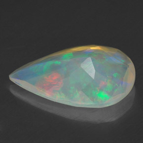 1.40カラットの天然マルチカラーオパール（12.5×8.2 mm・洋梨の形）