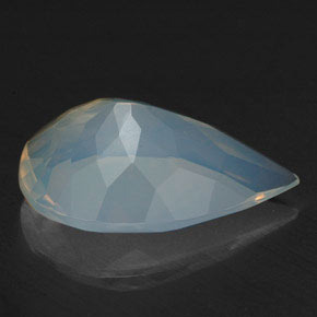 2.61カラットの天然マルチカラーオパール（14.1×9.7 mm・洋梨の形）