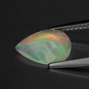 1.01カラットの天然マルチカラーオパール（10.7×7.3 mm・洋梨の形）