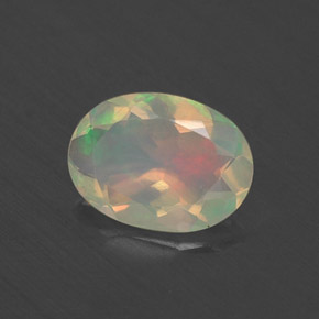 0.48カラットの天然マルチカラーオパール（7.7×5.6 mm・透明）