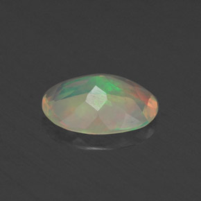 0.48カラットの天然マルチカラーオパール（7.7×5.6 mm・透明）