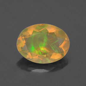 0.74カラットの天然マルチカラーオパール（8×6 mm・透明）