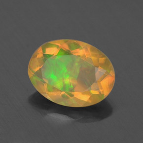 0.74カラットの天然マルチカラーオパール（8×6 mm・透明）
