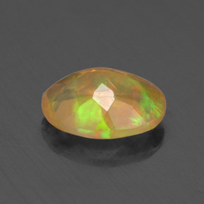 0.74カラットの天然マルチカラーオパール（8×6 mm・透明）