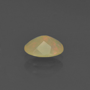 0.48カラットの天然マルチカラーオパール（7.1×5.1 mm・オーバルカット）