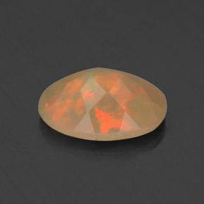 0.69カラットの天然マルチカラーオパール（8.2×6.2 mm・オーバルカット）