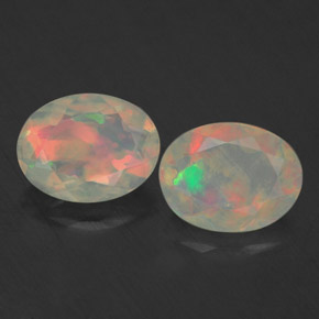 カラットの天然マルチカラーオパール（8×6.1 mm・透明）