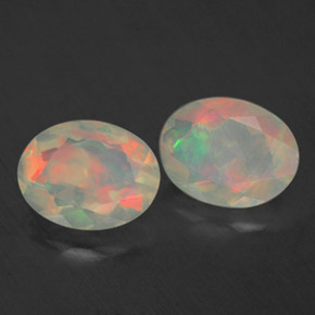 カラットの天然マルチカラーオパール（8×6.1 mm・透明）