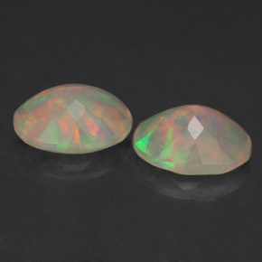 カラットの天然マルチカラーオパール（8×6.1 mm・透明）