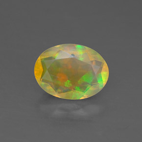 0.82カラットの天然マルチカラーオパール（8×6 mm・透明）