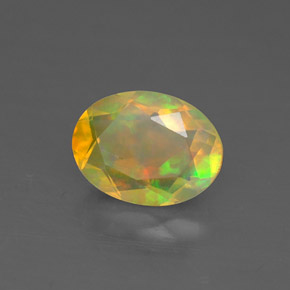 0.82カラットの天然マルチカラーオパール（8×6 mm・透明）