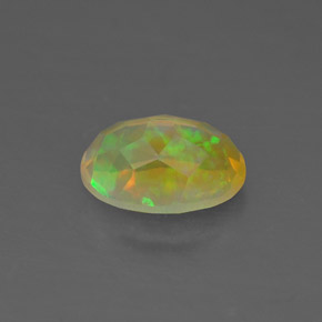 0.82カラットの天然マルチカラーオパール（8×6 mm・透明）