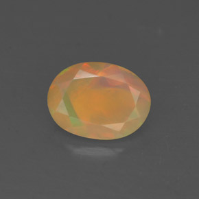 0.69カラットの天然マルチカラーオパール（8×6 mm・透明）