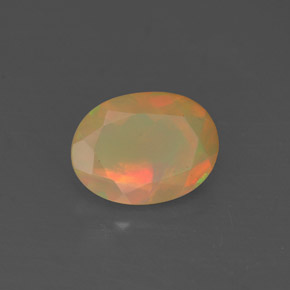 0.69カラットの天然マルチカラーオパール（8×6 mm・透明）