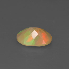 0.69カラットの天然マルチカラーオパール（8×6 mm・透明）