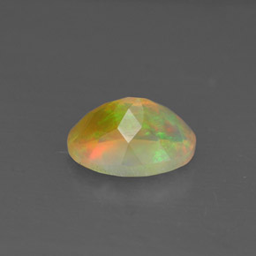 0.81カラットの天然マルチカラーオパール（7.8×6 mm・透明）