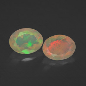 カラットの天然マルチカラーオパール（7.9×6 mm・透明）
