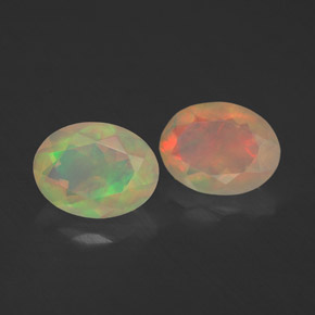 カラットの天然マルチカラーオパール（7.9×6 mm・透明）