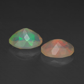 カラットの天然マルチカラーオパール（7.9×6 mm・透明）