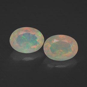 カラットの天然マルチカラーオパール（8×6 mm・透明）
