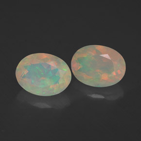 カラットの天然マルチカラーオパール（8×6 mm・透明）