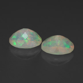カラットの天然マルチカラーオパール（8×6 mm・透明）
