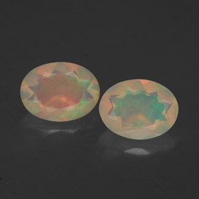 カラットの天然マルチカラーオパール（8×6.1 mm・透明）