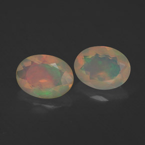 カラットの天然マルチカラーオパール（8×6.1 mm・透明）