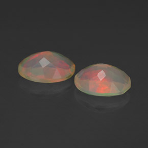 カラットの天然マルチカラーオパール（8×6.1 mm・透明）