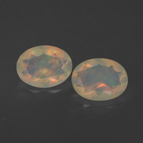 カラットの天然マルチカラーオパール（8×6 mm・透明）