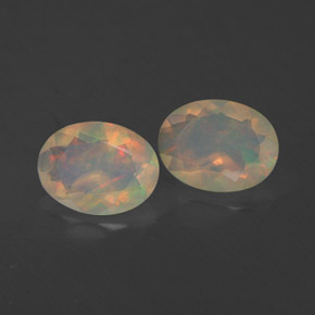 カラットの天然マルチカラーオパール（8×6 mm・透明）